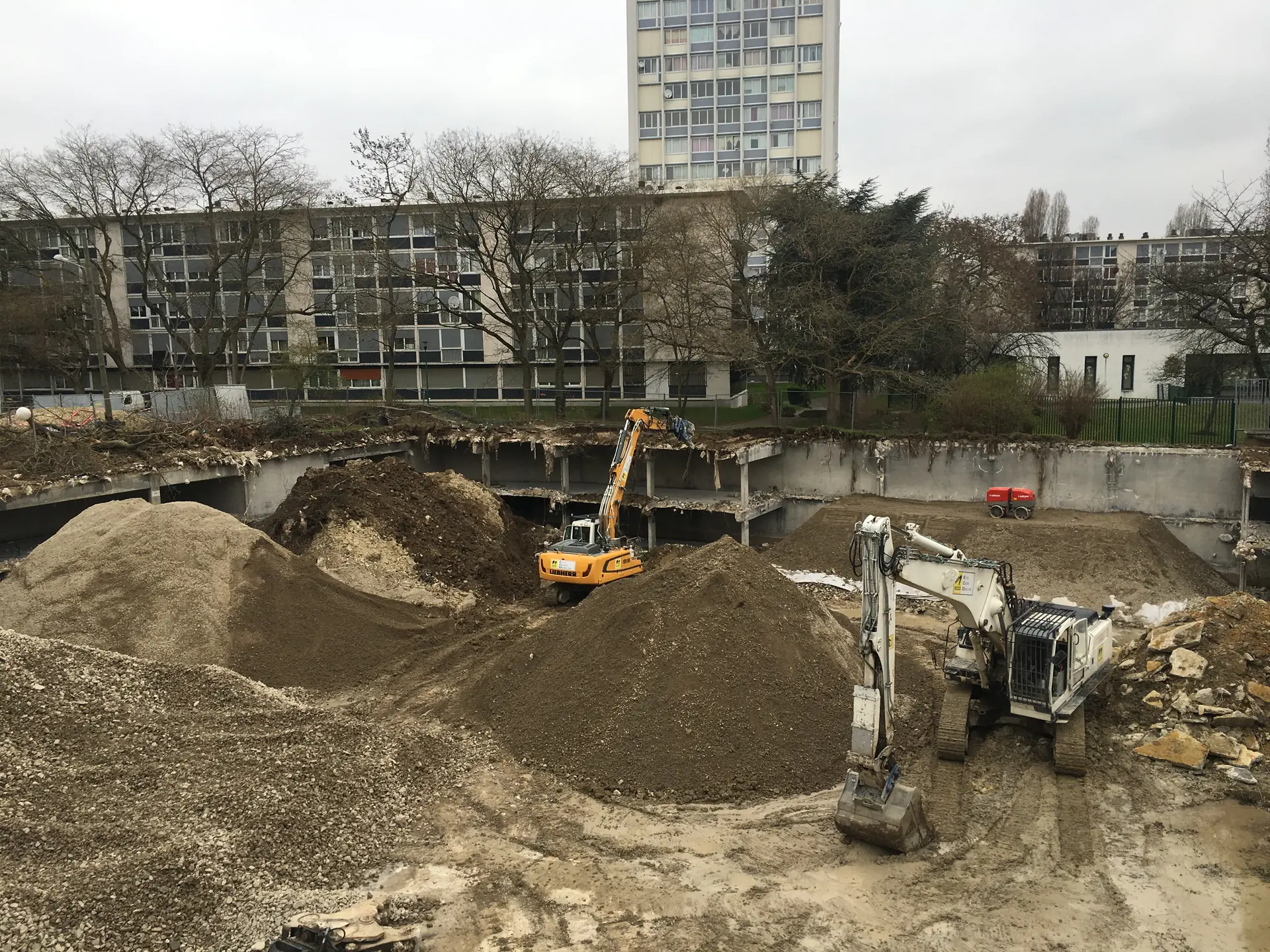 Tas de matériaux triés sur un chantier de démolition