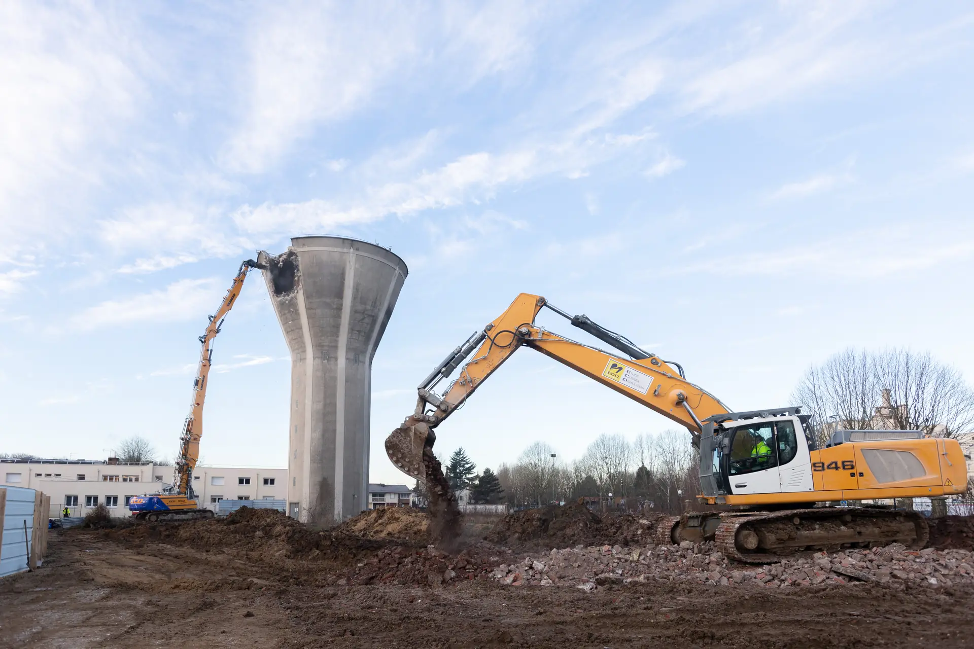 Chantier de démolition au pied d'un château d'eau