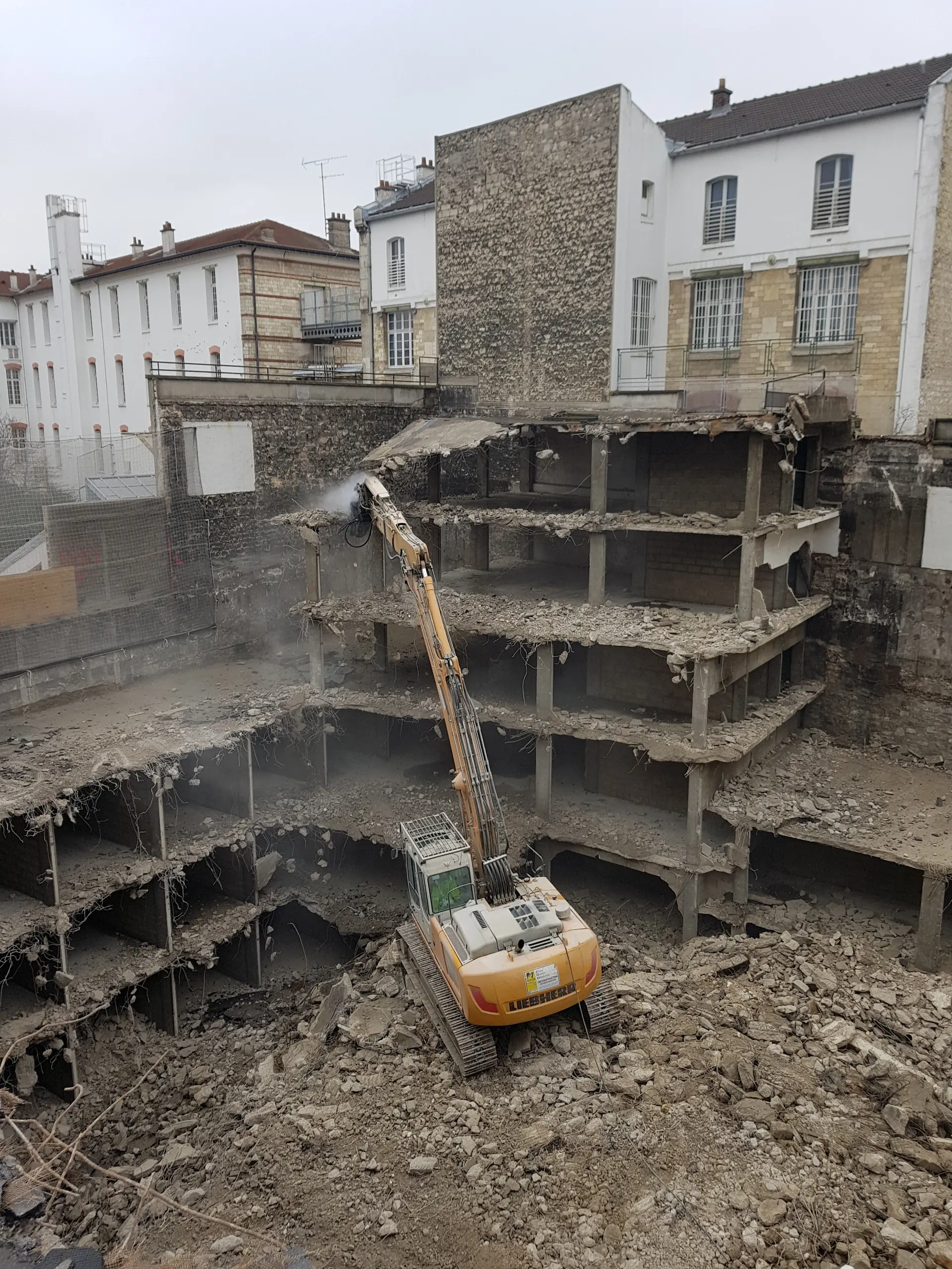 Bâtiment ouvert, planchers apparents