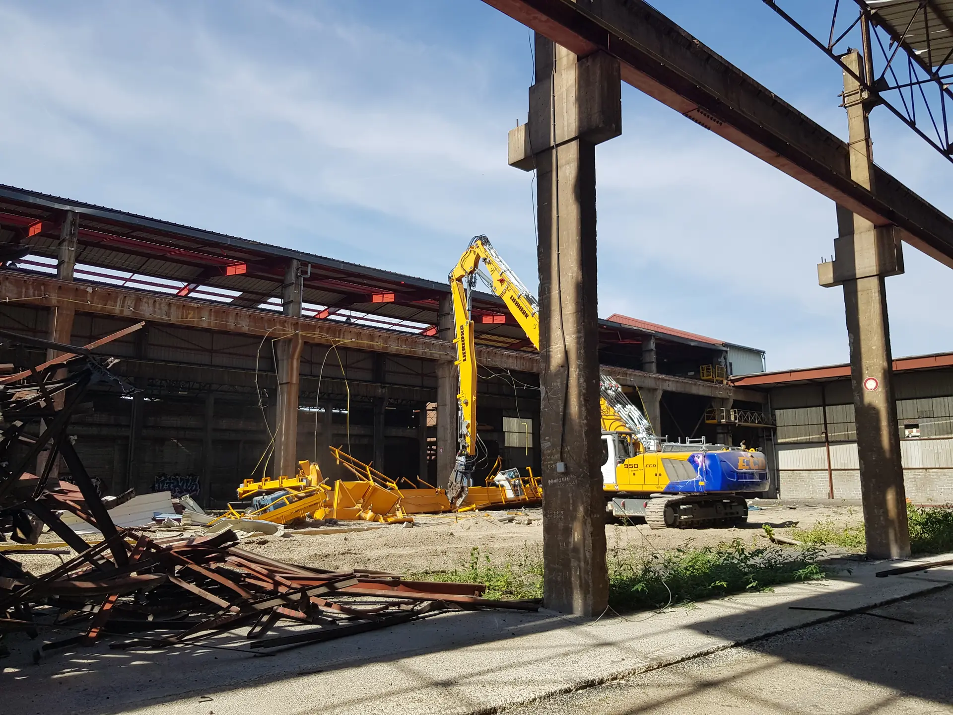 Charpente métallique d'une friche industrielle en cours de déconstruction