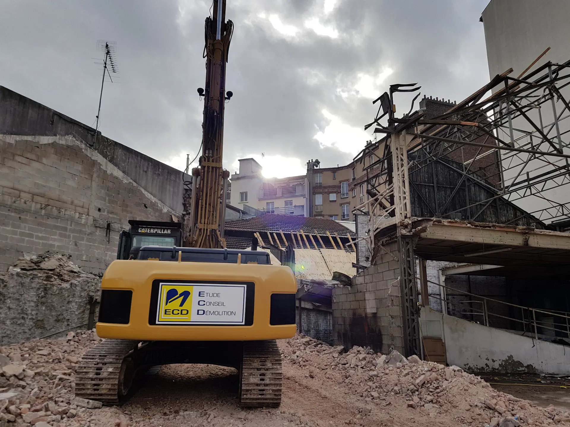Pelle ECD en démolition de bâtiment
