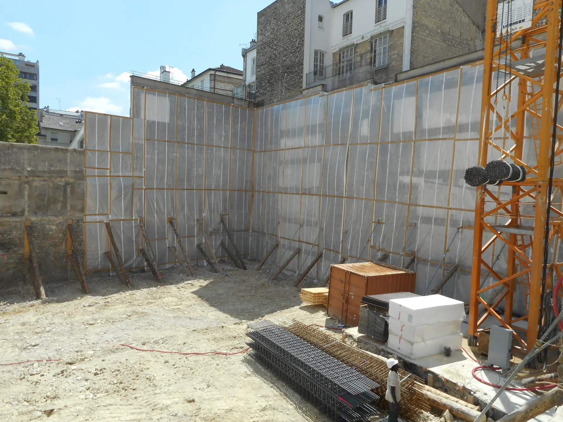 Terrain de chantier avec parois de blindage