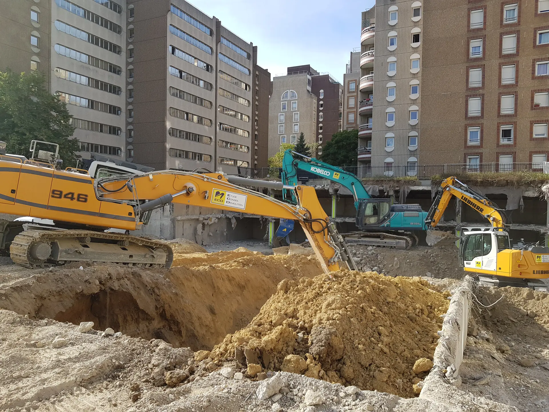 Pelles mécaniques sur un chantier en milieu urbain